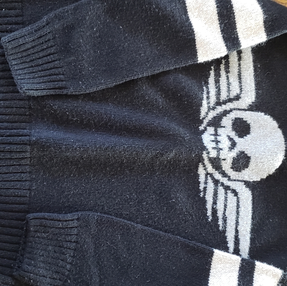 Gap skull sweater